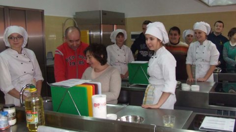 Wspólne gotowanie z uczniami szkoły gastronomicznej w Ostrożanach