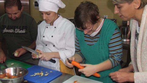 Wspólne gotowanie z uczniami szkoły gastronomicznej w Ostrożanach